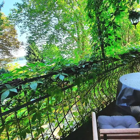 View For Two, Near Berlin 조이텐